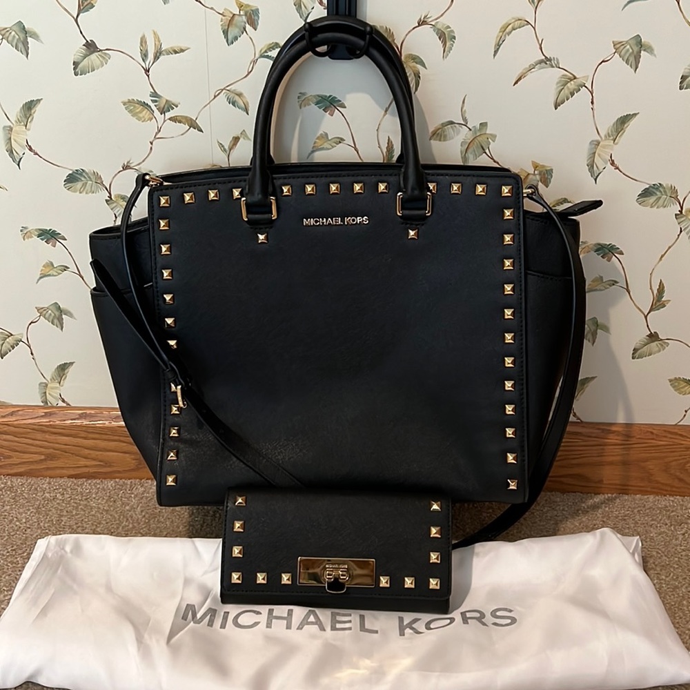 EUC Michael Kors large Selma satchel with matching wallet.